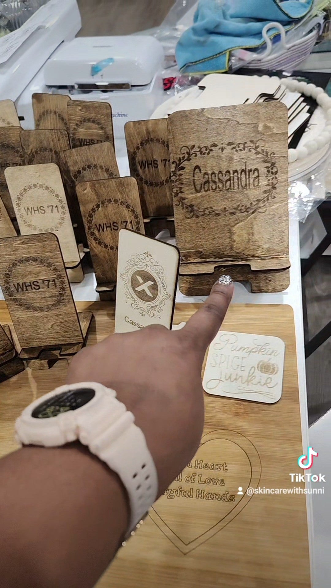 Engraved tablet stand